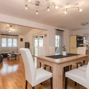 Natalie Sea View With 3 Bedrooms And Everything Is Air-conditioned Apartment
